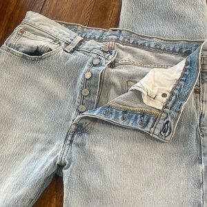 Vintage Levi’s women’s light wash straight leg high rise denim jeans  32 x 32